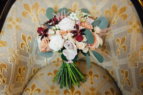 Bruiloft boeket met witte bloemen, rozen, Groenen en linten op de stoel — Stockfoto