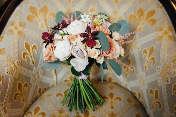 Bukiet ślubny z białych kwiatów, róże, Zieloni i wstążki na krześle — Zdjęcie stockowe