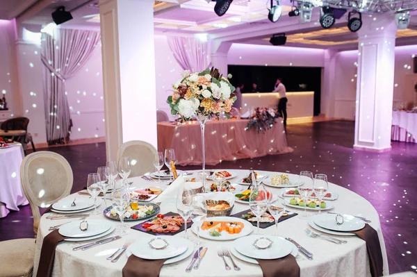 Luxo, elegante arranjo de mesa de recepção de casamento, peça central floral — Fotografia de Stock