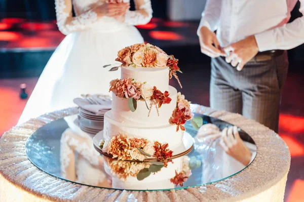 美丽美味的白色婚礼蛋糕。婚礼日 — 图库照片