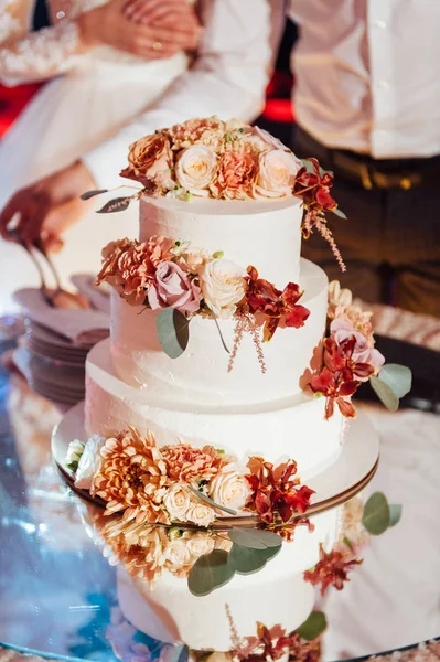 Прекрасний смачний білий весільний торт. День весілля — стокове фото