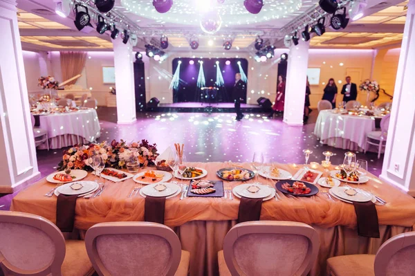 Lujo, elegante arreglo de mesa de recepción de boda, centro de mesa floral — Foto de Stock