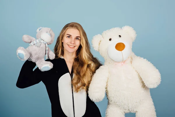 A beautiful young woman wearing pajamas hugging her stuffed teddy bear — Stock Photo, Image