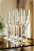 Svatební sklenice plná šampaňského na banketu