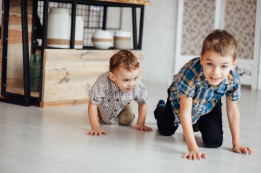 İki komik çocuğu birlikte oynar. Gülen ve having fun şirin mutlu kardeşler