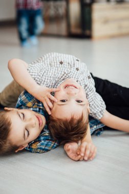 İki komik çocuğu birlikte oynar. Gülen ve having fun şirin mutlu kardeşler