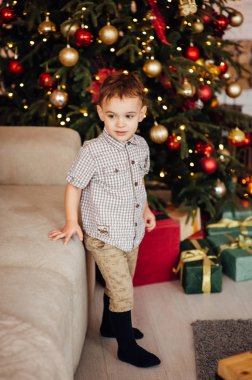 oyuncaklar ile oynama ve gülümseyen güzel bebek çocuk