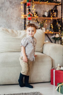 oyuncaklar ile oynama ve gülümseyen güzel bebek çocuk