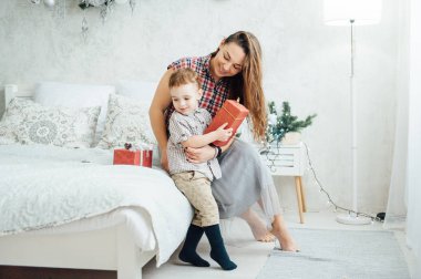 güzel anne kanepede oğlu kucaklıyor