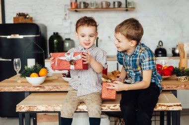 İki komik çocuğu birlikte oynar. Gülen ve having fun şirin mutlu kardeşler