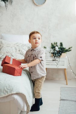 oyuncaklar ile oynama ve gülümseyen güzel bebek çocuk