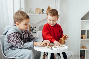 İki kardeş oyun bulmaca İskandinav tarzı çocuk odasında tablo
