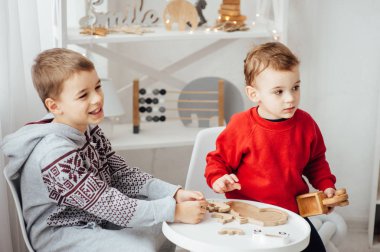 İki kardeş oyun bulmaca İskandinav tarzı çocuk odasında tablo