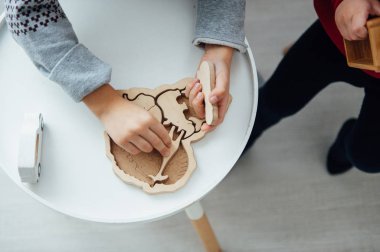 İki kardeş oyun bulmaca İskandinav tarzı çocuk odasında tablo