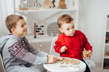 İki kardeş oyun bulmaca İskandinav tarzı çocuk odasında tablo