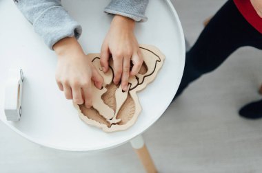 İki kardeş oyun bulmaca İskandinav tarzı çocuk odasında tablo