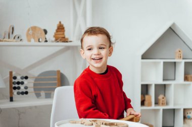 oyuncaklar ile oynama ve gülümseyen güzel bebek çocuk