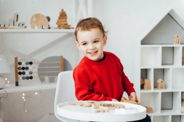 oyuncaklar ile oynama ve gülümseyen güzel bebek çocuk