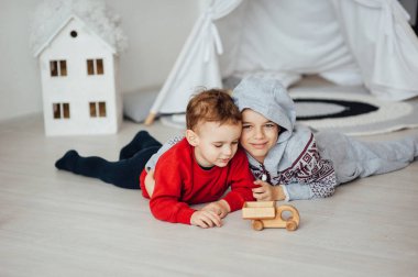 İki komik çocuğu birlikte oynar. Gülen ve having fun şirin mutlu kardeşler