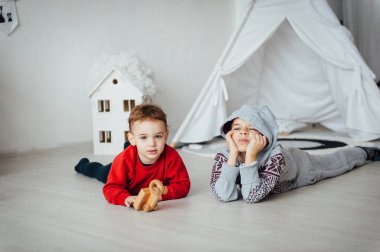 İki komik çocuğu birlikte oynar. Gülen ve having fun şirin mutlu kardeşler