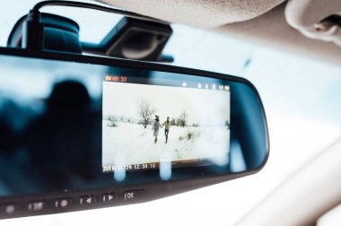 Karda çalışan bir çift. Dvr ekran üzerinden görüntülemek