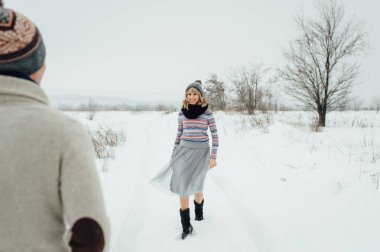 mutlu genç çift winter Park açık havada fun.family sahip. aşk