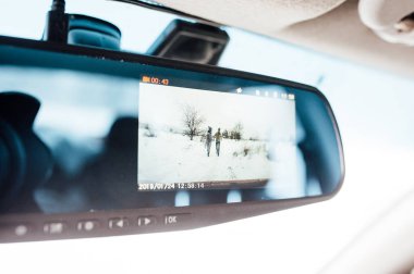 Karda çalışan bir çift. Dvr ekran üzerinden görüntülemek