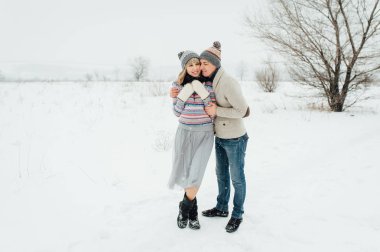 mutlu genç çift winter Park açık havada fun.family sahip. aşk