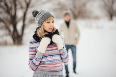 mutlu genç çift winter Park açık havada fun.family sahip. aşk