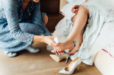 Düğün hazırlıkları. Nedime toz konforlu gelin ayakkabıları giymeyi gelinler bacak için geçerlidir.