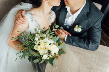 Gelin elleri güzel bir düğün buketi tutuyor.