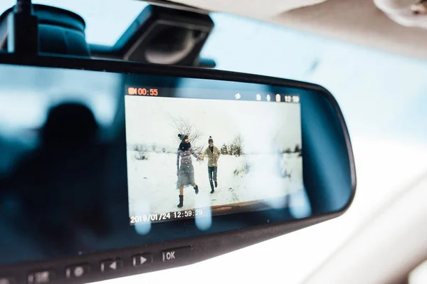 Karda çalışan bir çift. Dvr ekran üzerinden görüntülemek