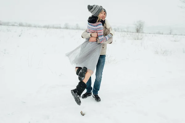 Pareja joven y feliz en el Parque de Invierno divirtiéndose. amor — Foto de Stock