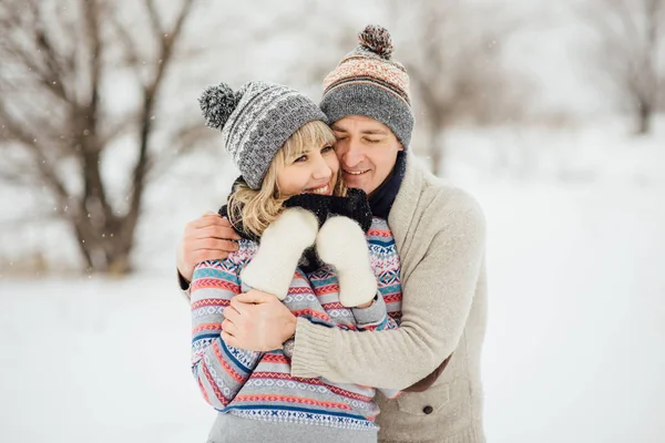 Szczęśliwa młoda para w winter park o fun.family na zewnątrz. miłość — Zdjęcie stockowe