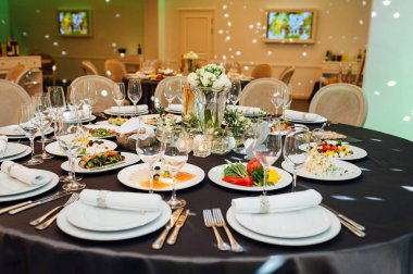 Lüks, zarif düğün resepsiyon masası düzenlemesi, çiçek süsü.