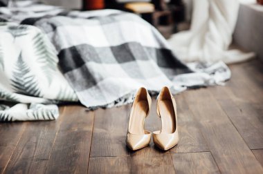 çatı oda gri yatakta yakınındaki muhteşem düğün ayakkabıları kal