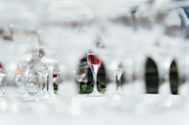 Birçok boş şampanya bardağı masanın üzerine