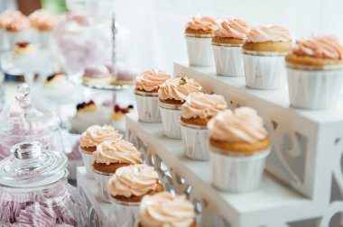 Çocukların Doğum günü partisi dekorasyon ve kek. Süslü masa