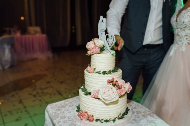 Düğün töreni. Gelin ve damat kesme kek