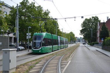 Toplu taşıma, modern tramvay Weil am Rhein bir güzel yaz günü, Almanya