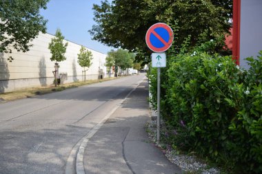 Sürücüler ve yayalar için trafik uyarı işaretleri