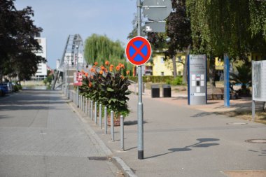 Sürücüler ve yayalar için trafik uyarı işaretleri