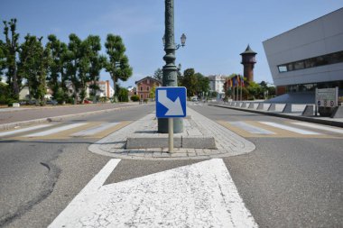 Sürücüler ve yayalar için trafik uyarı işaretleri