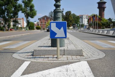 Sürücüler ve yayalar için trafik uyarı işaretleri