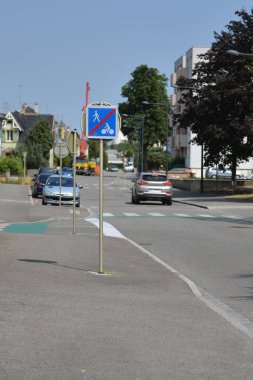 Sürücüler ve yayalar için trafik uyarı işaretleri