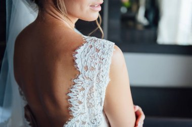 Düğün günü. Güzel gelin. Hazırlıklar. Gelinlik.