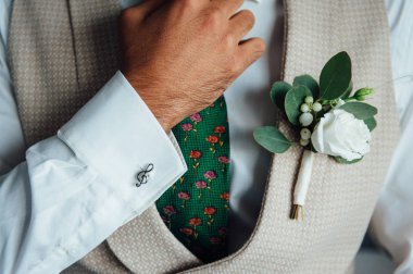 Sabah düğün hazırlık bir kravat giyen Latince adam