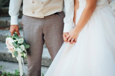 Aşıklar el ele tutuşup Parkta yürümek