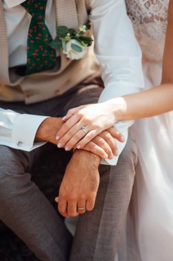 Aşıklar el ele tutuşup Parkta yürümek