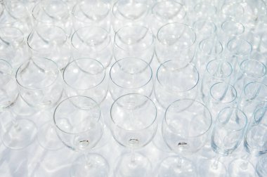 Birçok boş şampanya bardağı masanın üzerine